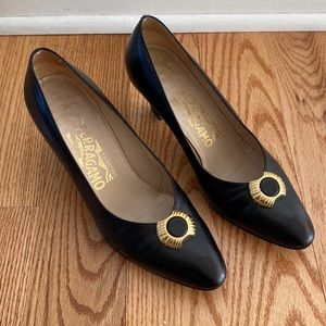 Salvatore Ferragamo ~ vintage saks fifth Ave sz 7 - black 2 inch heel